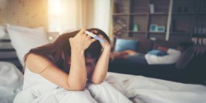 Femme triste enceinte